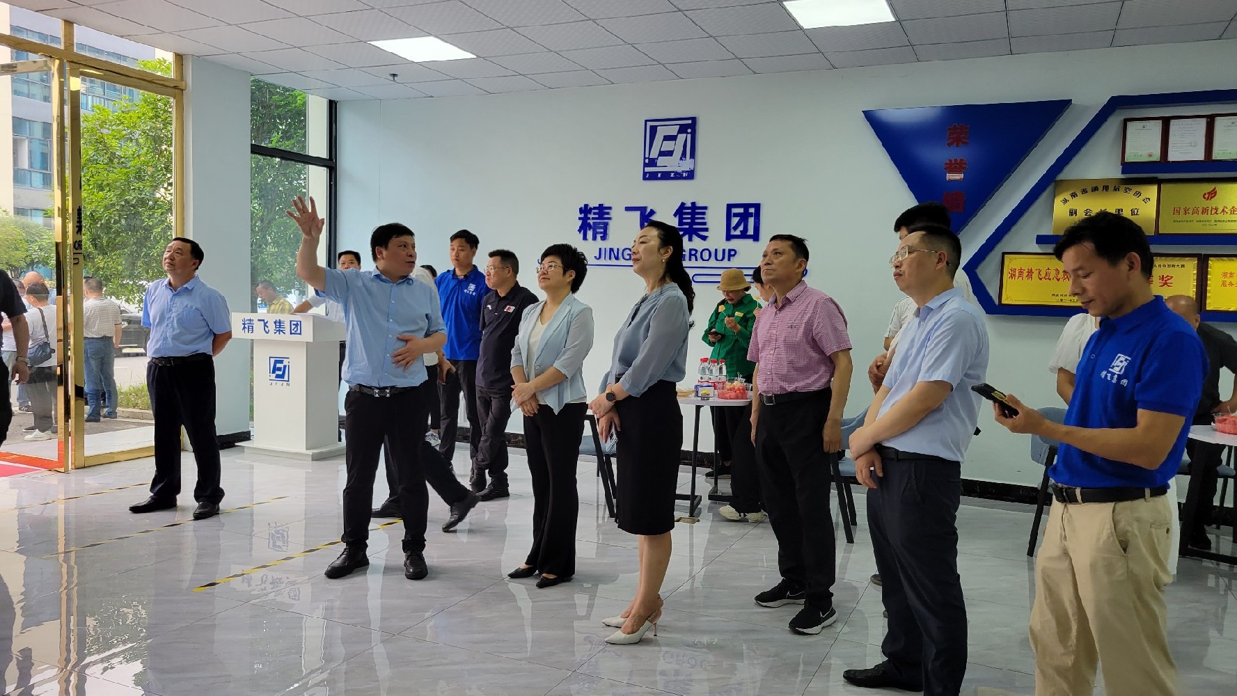婁底市委常委、副市長謝學龍率隊蒞臨精飛集團調研數字化轉型